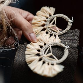 accesorios sostenibles con fibras naturales elaboradas por artesanos