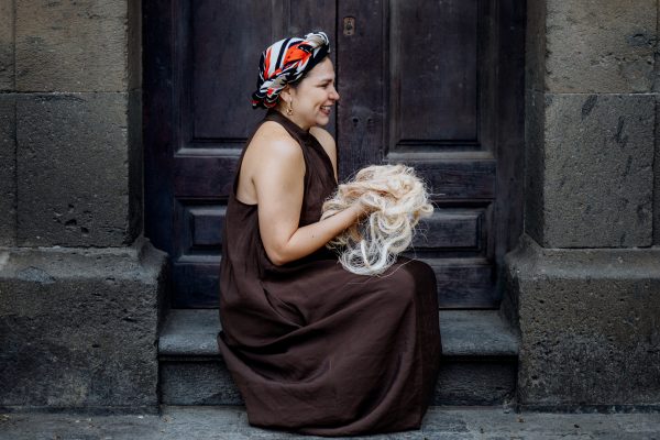 Modelo calasdesigne feliz por trabajar con fibras naturales y celebrar el cumpleaños de la madre tierra