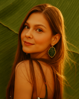 Modelo con pendientes de platanera, y celebrar el cumpleaños de la madre tierra